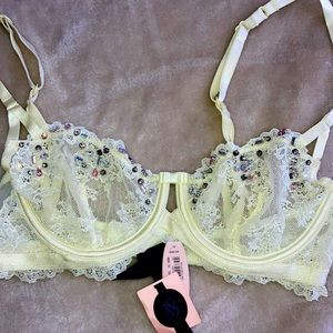 Light yellow Victoria secret bra 34c